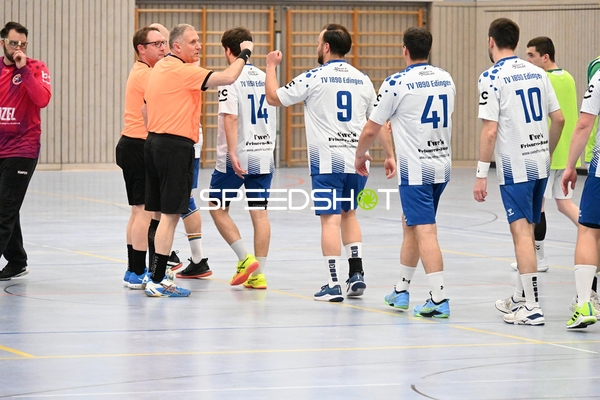 Diskussion zwischen Schiedsrichter und TVE-Spielern