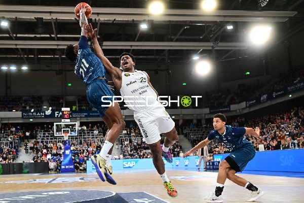 Grant Sherfield (25; Basketball Löwen Braunschweig) im Sprung gegen Michael Weathers (20; MLP Academics Heidelberg) und Kevin McClain (3; MLP Academics Heidelberg)