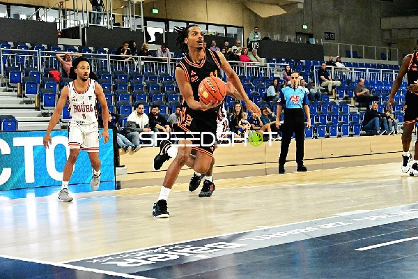 Alonzo Verge (11; Rasta Vechta) dribbelt, Darius McGhee (0; JL Bourg Basket) verteidigt