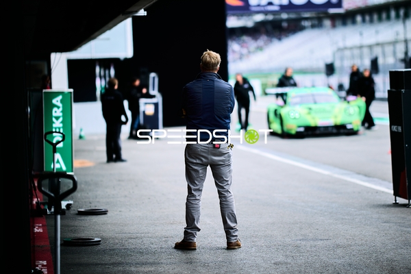 Rennfahrzeug in der Boxengasse