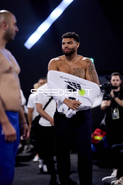 Ringside-Zone Face-Off