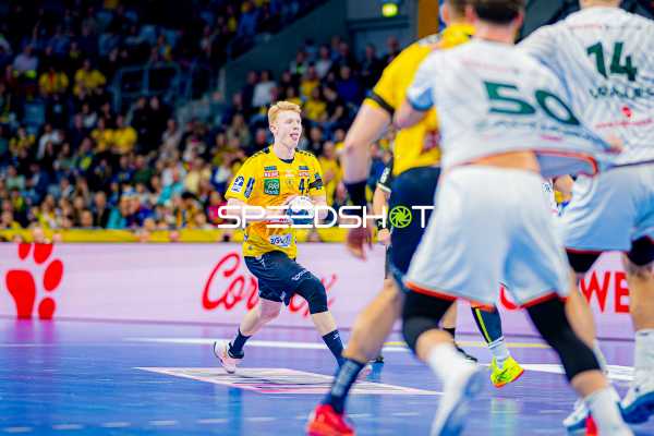 Jon Lindenchrone Andersen ist im Ballbesitz und greift an.