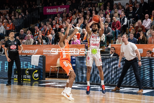 Davion Mintz (10; Würzburg Baskets) mit Wurf vor Dominik Dolic (8; Rasta Vechta)