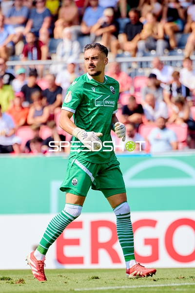 Torwart in Aktion auf dem Feld