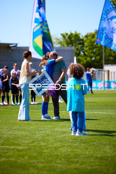 Spielerin umarmt Mann