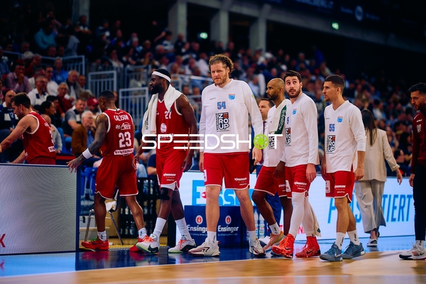 John Bryant an der Bank mit Teamkollegen bei Syntainics MBC