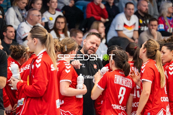 Knut Ove Joa (999; Schweiz) gibt Anweisungen