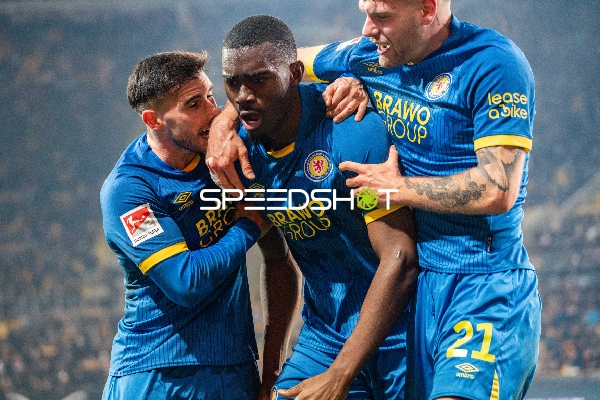 Spieler feiern gemeinsam