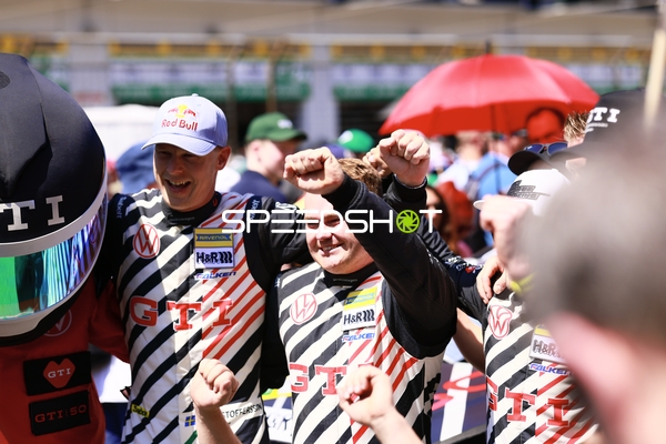 Motorsport-Team feiert am Nürburgring