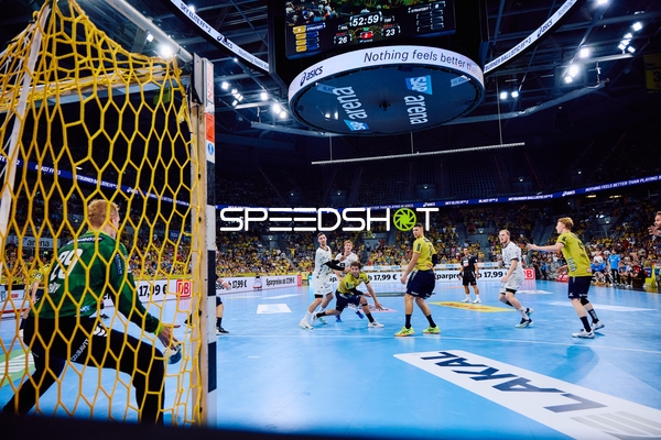 Einwurf eines Spielers vor dem Tor