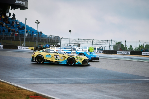 Enges Duell ROWE RACING (14): Fabian Schiller, Luca Stolz, Maxime Martin und Lionspeed GP (16): Laurens Vanthoor, Patric Niederhauser