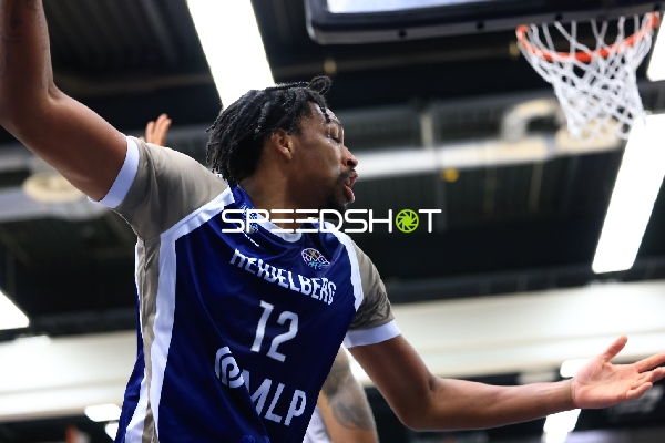 Osun Osunniyi (12; MLP Academics Heidelberg) in Aktion