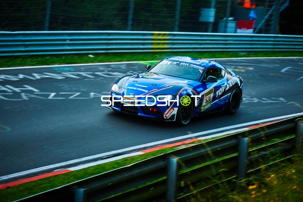 Rennfahrzeug auf der Rennstrecke