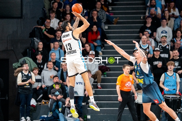 Martin Breunig (13; Veolia Towers Hamburg) mit Wurf gegen 33; EWE Baskets Oldenburg in Verteidigung