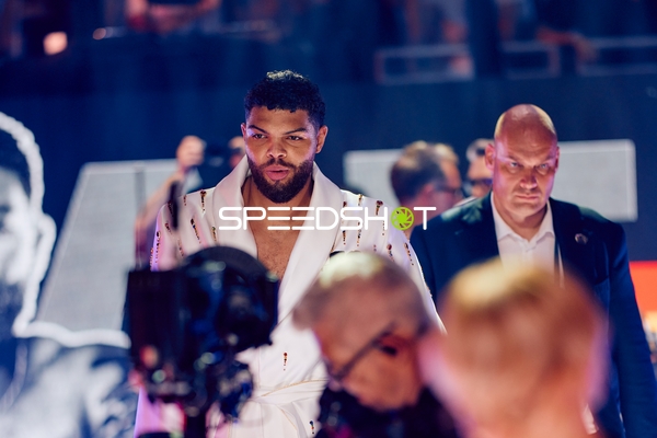 Emanuel Odiase betritt Ringside Zone