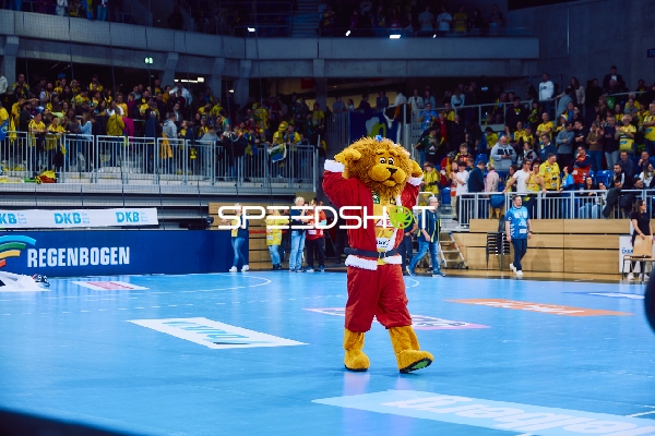 Ein Maskottchen der Rhein Neckar Löwen posiert auf dem Spielfeld.