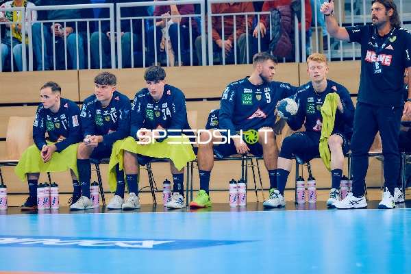 Spieler sitzen auf der Bank während des Spiels.