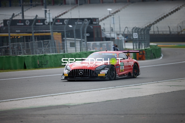 Rennfahrzeug auf der Rennstrecke