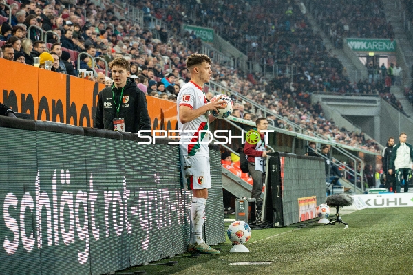 Einwurf von Robin Fellhauer (19; FC Augsburg)