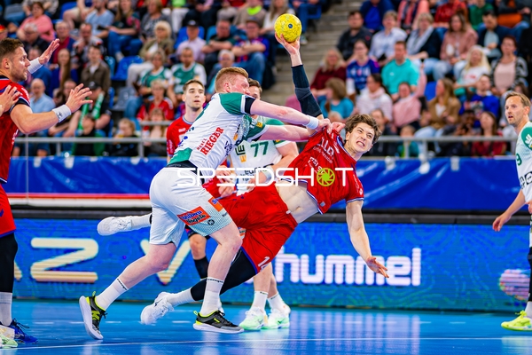 Foul Fabian Wiederstein (18;SG BBM Bietigheim), Andreas Flodman (9;Frisch Auf Göppingen)