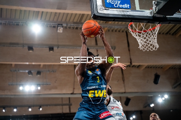 Spielaktion mit Christopher Clemons (3; EWE Baskets Oldenburg)