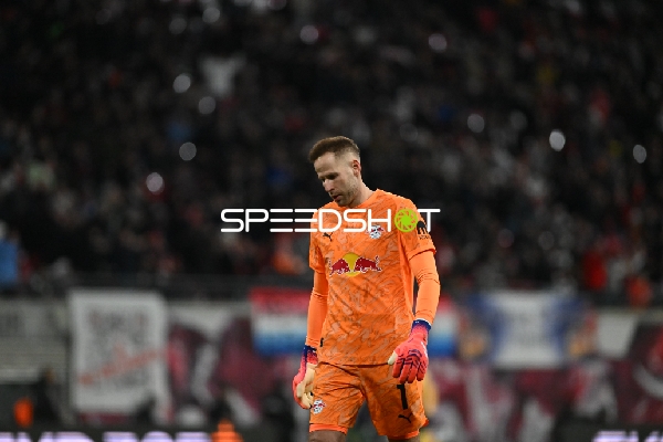 Torwart Peter Gulacsi (1; RB Leipzig) in Aktion