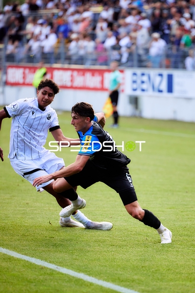 Zweikampf zwischen Leon Ampadu (8; SV Sandhausen) und 6; FSV Frankfurt