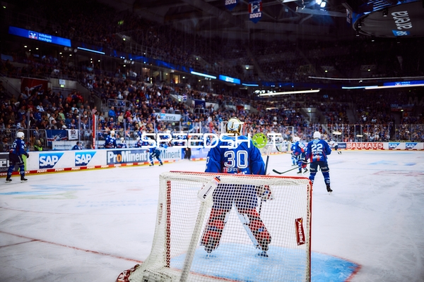Adler Mannheim verteidigt gegen Eisbären Berlin