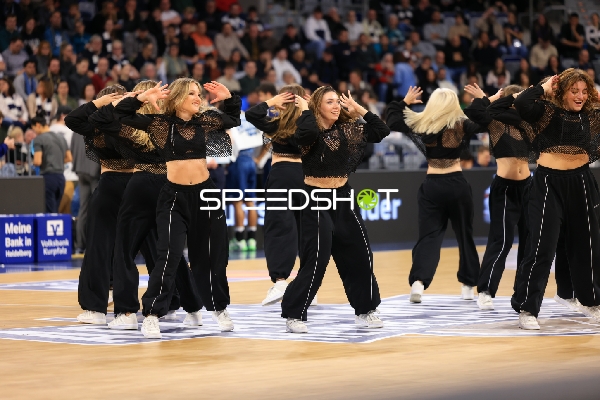 Basketball-Szene mit Tänzerinnen
