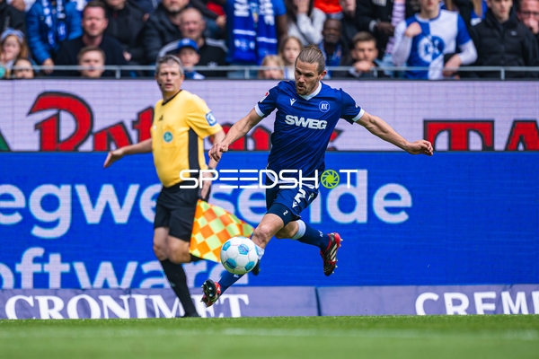 Sebastian Jung (2, Karlsruher SC) schießt Ball