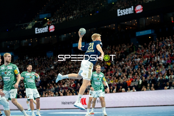 Frederik Bo Andersen (21; HSV Hamburg) mit Wurf gegen Mijajlo Marsenić (93; Füchse Berlin) und 25; Füchse Berlin