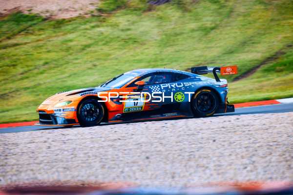 Ein PROsport-Racing Aston Martin Vantage AMR GT3 auf der Rennstrecke.