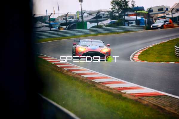 Rennfahrzeug auf der Strecke während des 24h-Rennens am Nürburgring.
