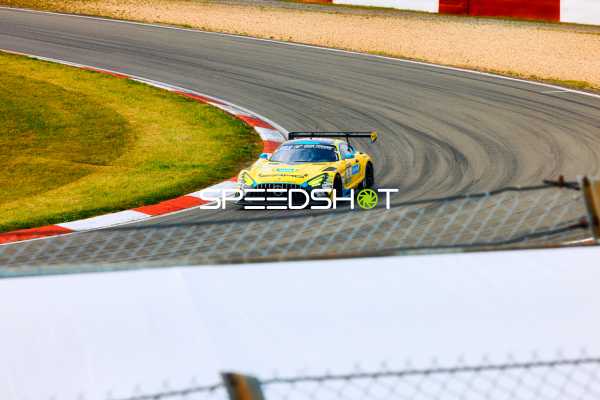 Ein Mercedes-AMG GT3 von Schnitzelalm Racing fährt eine Kurve auf dem Nürburgring.