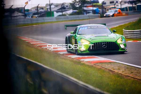Ein Mercedes-AMG GT3 fährt über die Strecke beim 24h Nürburgring.