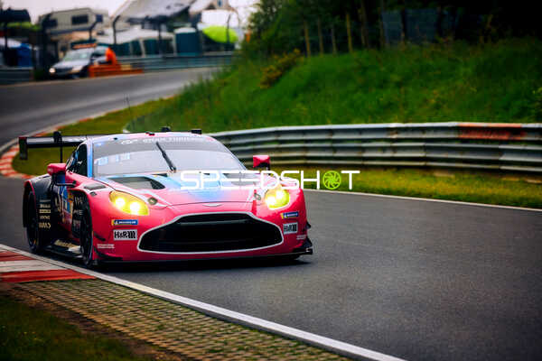 Rennwagen in voller Fahrt auf der Strecke