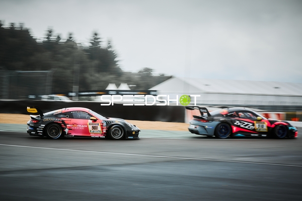 Zwei Porsche auf der Strecke