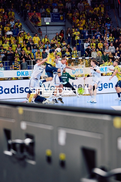 Spieler von Rhein Neckar Löwen springt zum Torwurf.