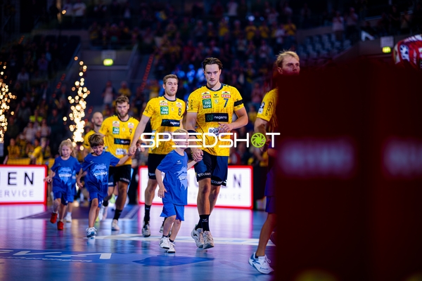 Einlauf mit Kindern Robert Timmermeister (7; Rhein Neckar Löwen) und Team