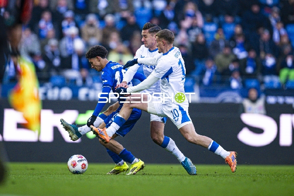 Intensiver Zweikampf um Ball