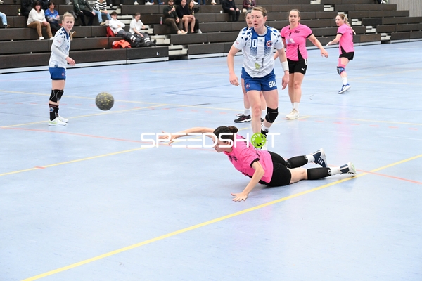 Spielerin beim Wurf am Boden