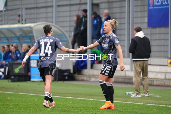 Spielerinnen geben Hand