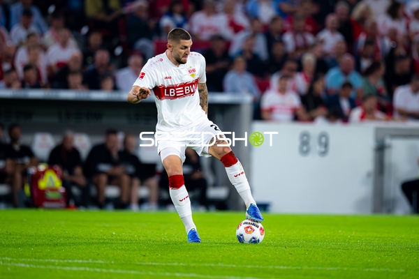 Jeff Chabot (24; VfB Stuttgart) mit Ball