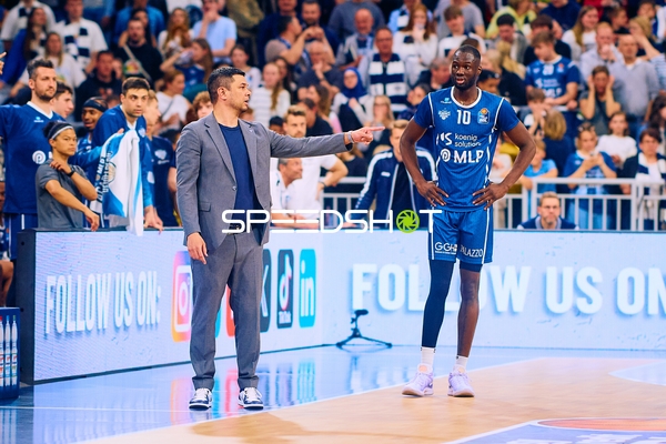 Spielbesprechung am Spielfeldrand