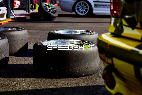 Reifen in der Boxengasse bei Sonnenschein