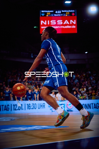 Spieler von MLP Academics Heidelberg dribbelt den Ball auf das Spielfeld.