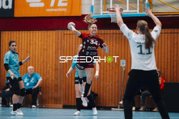 Szene mit Mia Ziercke (34; HSG Bensheim/Auerbach) und Giulia Guarieiro (13; Thüringer HC)