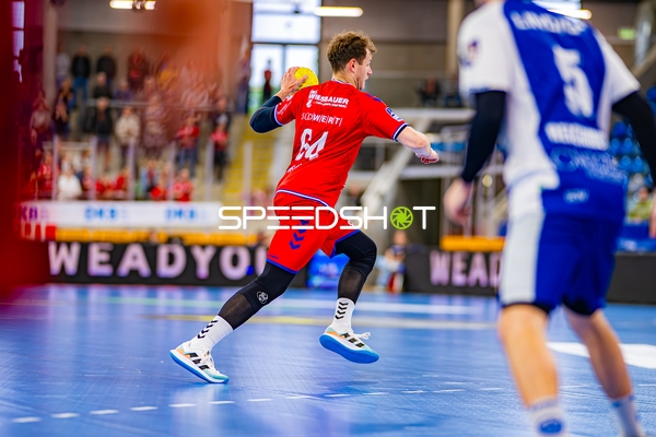 Maximilian Hejny (64, SG BBM Bietigheim) bereitet Wurf vor