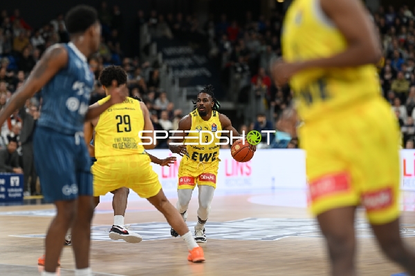 Christopher Clemons (3; EWE Baskets Oldenburg) mit Ball in Aktion
