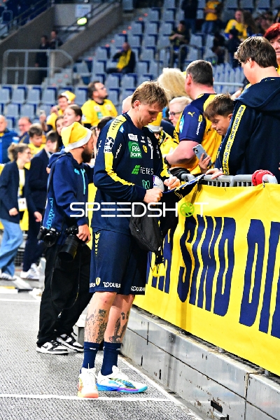 Nicolaj Jörgensen (11; HSV Hamburg) gibt Autogramme